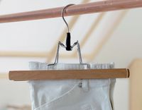 Percha con pinzas para faldas o pantalones de madera "Bristol"