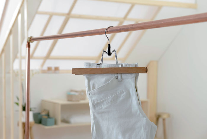 Percha con pinzas para faldas o pantalones de madera "Bristol" 1 Compactor