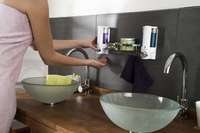 Distribuidor mural doble de jabón con cesto